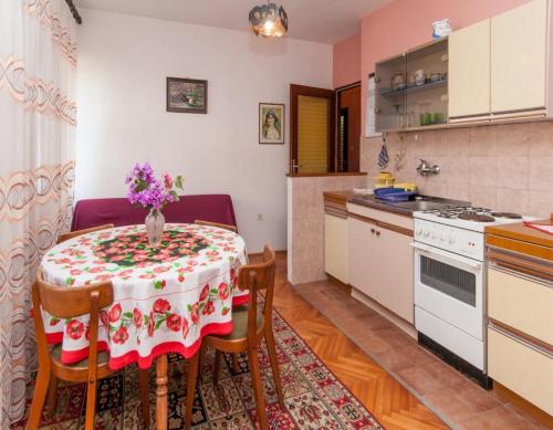 kuchnia ze stołem i krzesłami w pokoju w obiekcie Apartments Ivan - 50 m from sea w miejscowości Mali Lošinj