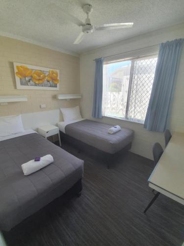 Llit o llits en una habitació de Coastal Bay Motel