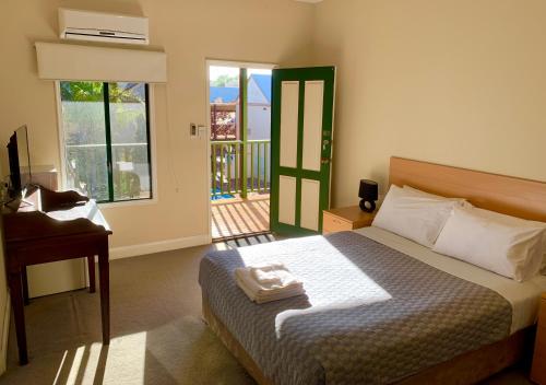Ein Bett oder Betten in einem Zimmer der Unterkunft Settlers Hotel York