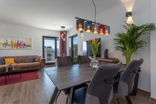 a living room with a wooden table and chairs at Pleasure Bol in Bol