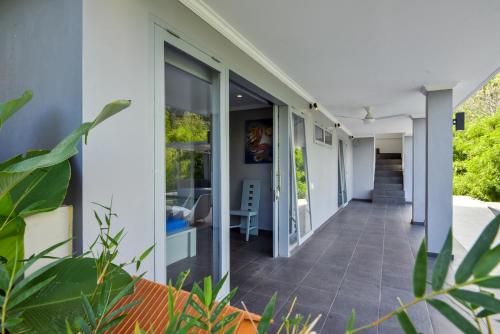 an external view of a house with a walkway at Villa Coco in Temukus