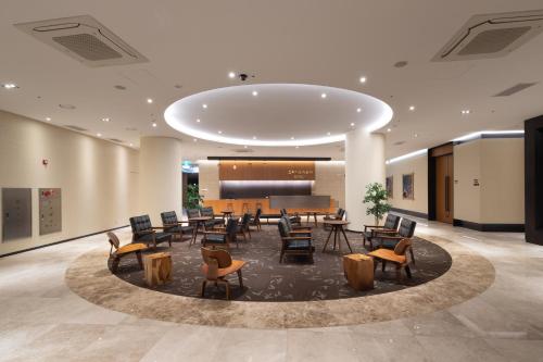 a lobby with chairs and tables and a waiting room at Hotel Maremons in Sokcho