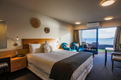 Giường trong phòng chung tại Clearwater Motor Lodge