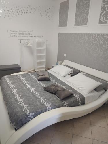 een groot wit bed in een kamer met: bij B&B Regina Margherita in LʼAquila