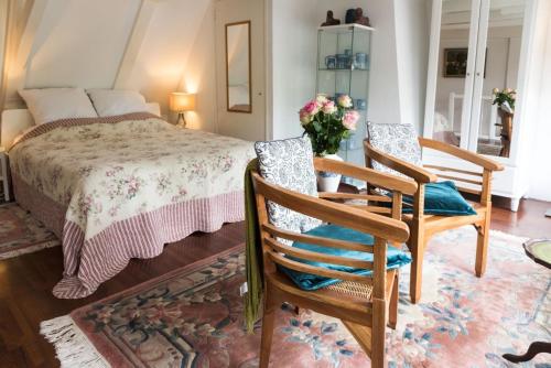 Prinsen Apartment في أمستردام: غرفة نوم بسرير وكرسيين