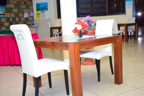 Гостиная зона в Vienna Woods Hotel Nakuru