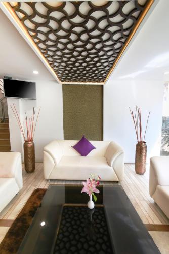 Un lugar para sentarse en Icon Suites by Bhagini