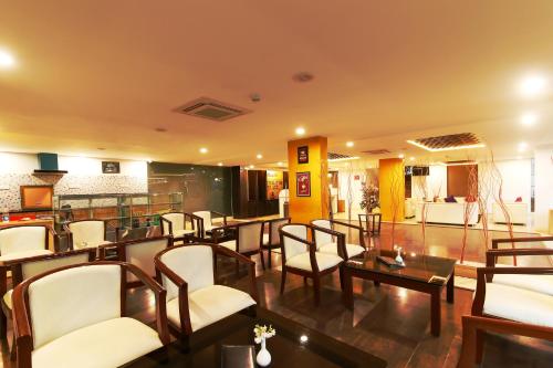 Un lugar para sentarse en Icon Suites by Bhagini