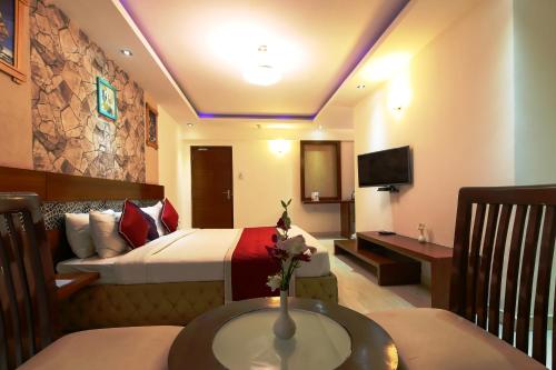 Una cama o camas en una habitación de Icon Suites by Bhagini