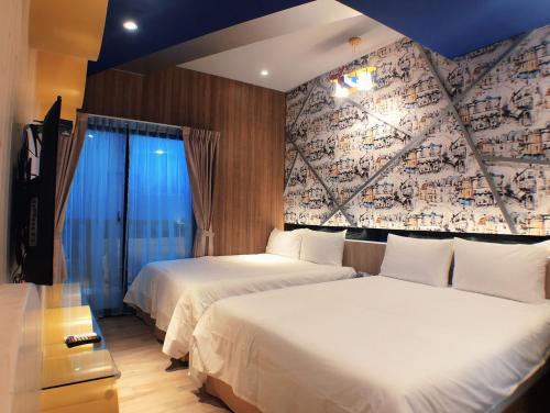 una habitación de hotel con 2 camas y una pared con música en Xingqing Seaview Homestay en Magong