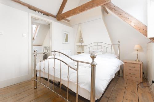 Postel nebo postele na pokoji v ubytování Driftwood Cottage