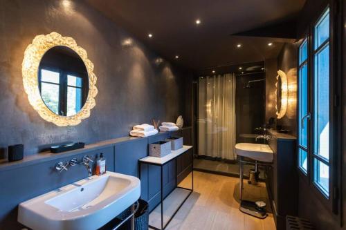 bagno con lavandino e specchio di La Villa du Phare - 240 m² avec 5 chambres piscine a Lège-Cap-Ferret