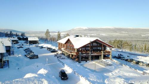 an aerial view of a log cabin in the snow at Mountain Lodge in Stöten