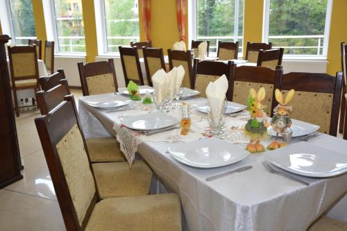 una mesa con un mantel blanco. en Hotel Golden Spirit, en Băile Herculane
