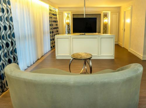 Televisyen dan/atau pusat hiburan di Anemon Kent Aydın Otel