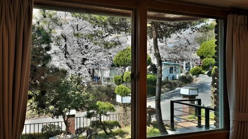a window with a view of a street at Hotel Jirisan Haetsal in Gurye