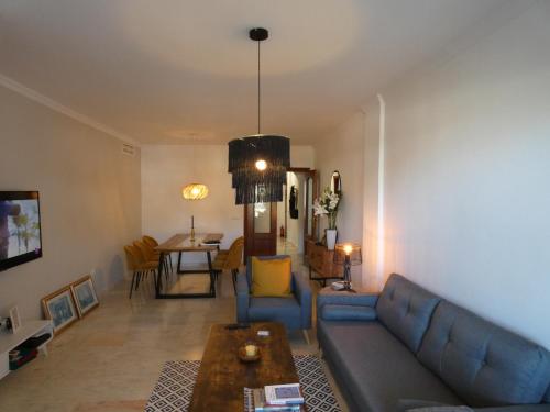 - un salon avec un canapé bleu et une table dans l'établissement La terraza de Benalmarina en Benalmádena, à Benalmádena
