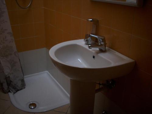 y baño con lavabo blanco y ducha. en Appartamento Sonia, en Thiene