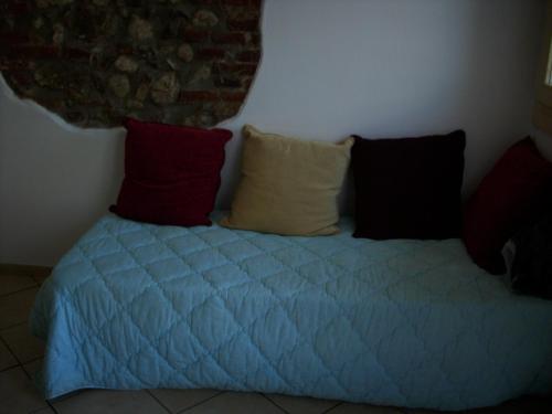 una cama con almohadas en una habitación en Appartamento Sonia, en Thiene