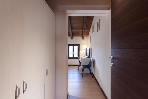 a hallway with a door and a desk in a room at Casa Di Anna - Fattoria Sociale in Mestre