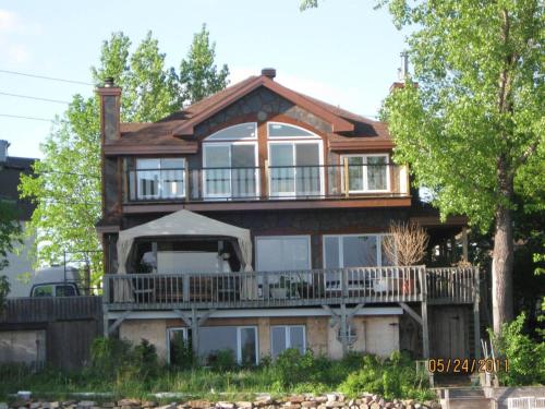 Waterfront Apartment 15 Min From Montreal Airport