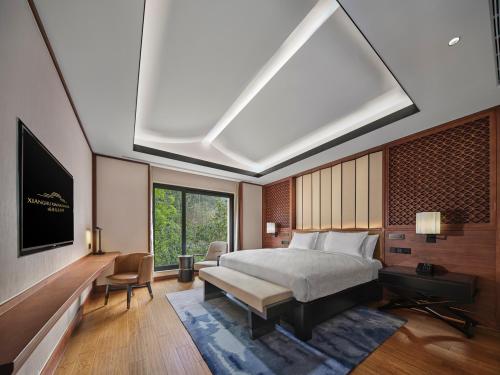 a bedroom with a large bed and a large window at Xianghu Xiaoyao Manor in Xiaoshan