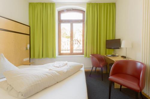 Кровать или кровати в номере Hotel Am Tiefwarensee