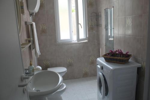 ein weißes Bad mit einem WC und einem Waschbecken in der Unterkunft Le Case Dei pescatori - Il Varo in Ponza