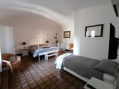 ein Schlafzimmer mit einem Bett und einem Kinderbett in einem Zimmer in der Unterkunft Q.B. Osteria in Albisola Superiore