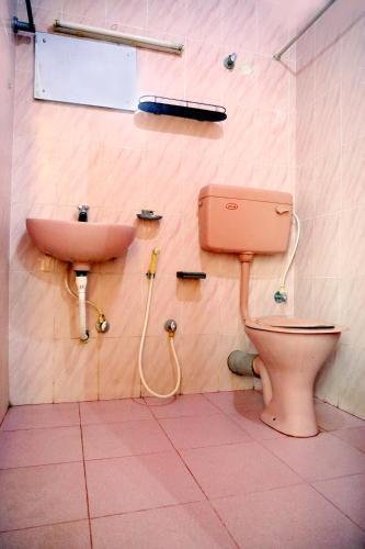 AmbalapulaiにあるRamanilayam Tourist Homeのトイレと洗面台付きのバスルーム