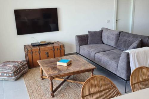 אזור ישיבה ב-4 Bedroom Beach Apartment with Stunning Views