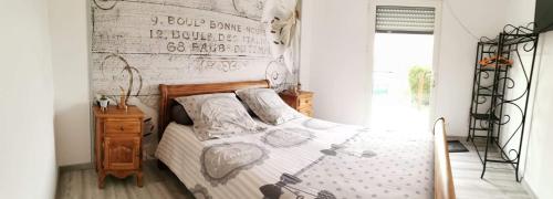 Tempat tidur dalam kamar di Maison en ossature bois