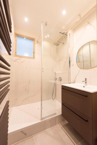 une salle de bain avec douche et lavabo dans l'établissement Parador, à Paris