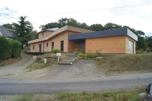 una casa en una colina al lado de una carretera en Maison en ossature bois en Plaintel