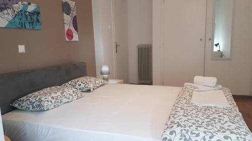 Petrol Apartment- Athens Center, 4 BD, 1 BATH