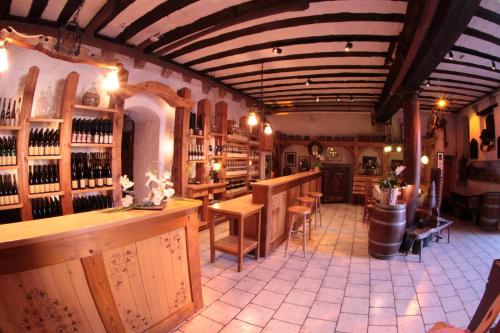 uma sala de degustação de vinhos com um balcão e um bar em Domaine Jean Sipp em Ribeauvillé