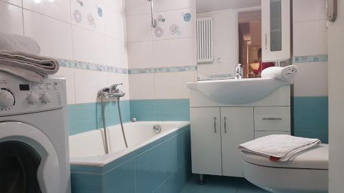 Kúpeľňa v ubytovaní Petrol Apartment- Athens Center, 4 BD, 1 BATH
