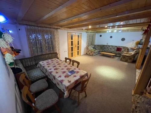 布拉索夫的住宿－Freemont，客厅配有桌子和沙发