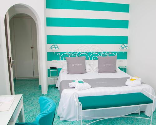 Ένα ή περισσότερα κρεβάτια σε δωμάτιο στο Relais Maresca Luxury Small Hotel & Terrace Restaurant