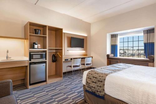 una camera d'albergo con letto e lavandino di Microtel Inn & Suites by Wyndham Gambrills a Odenton