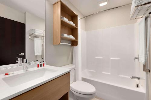 Ванная комната в Microtel Inn & Suites by Wyndham Gambrills