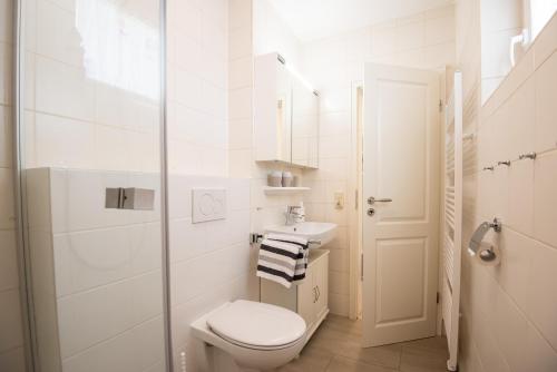 ヴェニングシュテットにあるSchloss am Meer, App 10の白いバスルーム(トイレ、シンク付)