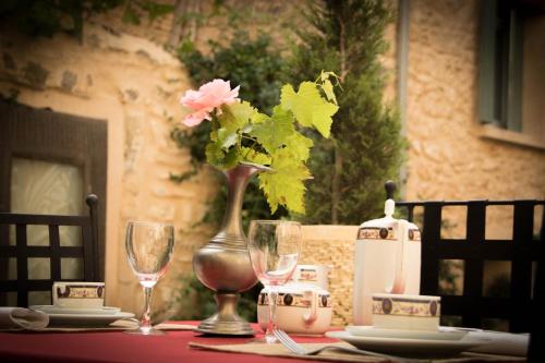 une table avec un vase avec une fleur dans l'établissement Chateau de Murviel, à Murviel