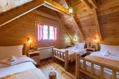 Ein Bett oder Betten in einem Zimmer der Unterkunft ethno village Bijeli Potok