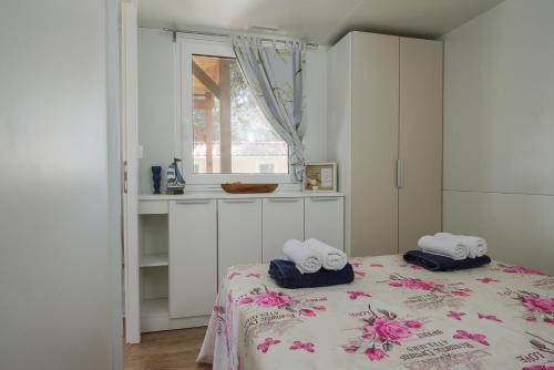 Säng eller sängar i ett rum på Salve Croatia Mobile Homes in Amadria Park Trogir