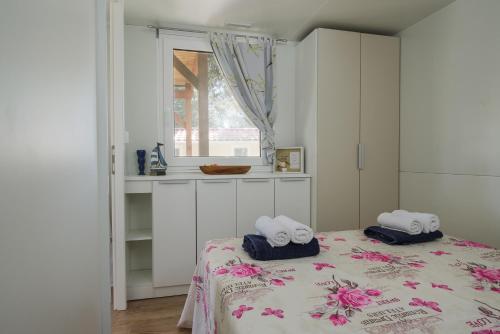 Posteľ alebo postele v izbe v ubytovaní Salve Croatia Mobile Homes in Amadria Park Trogir