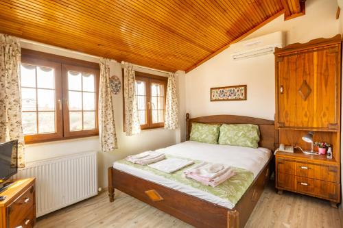 A bed or beds in a room at İznik Seyir Otel