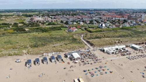 an aerial view of a beach with a crowd of people at Hotel De Koningshof in Noordwijk aan Zee