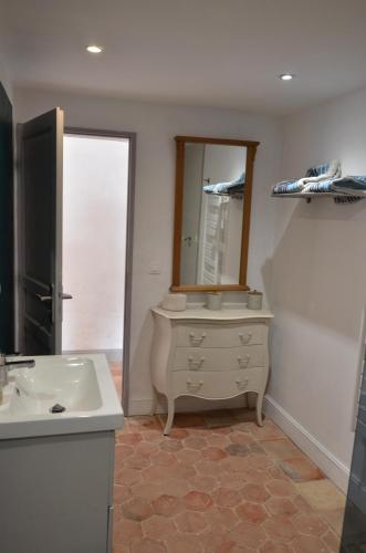 une salle de bain avec un lavabo et un miroir dans l'établissement LA VIGNERAIE, à Albiac