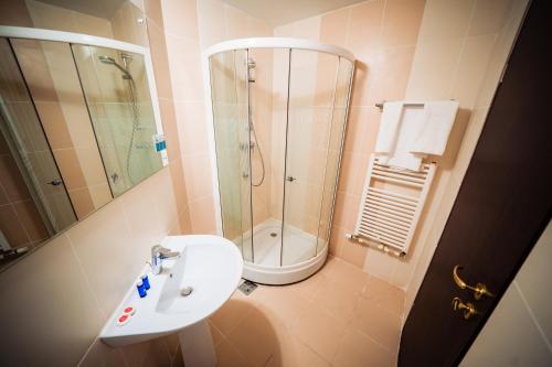 a bathroom with a shower and a toilet and a sink at Bacolux Diana, Herculane in Băile Herculane